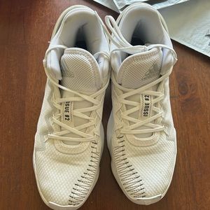 Men’s basketball shoes